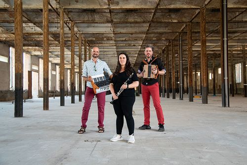 Olot - Ball folk amb Groovin’ Cat